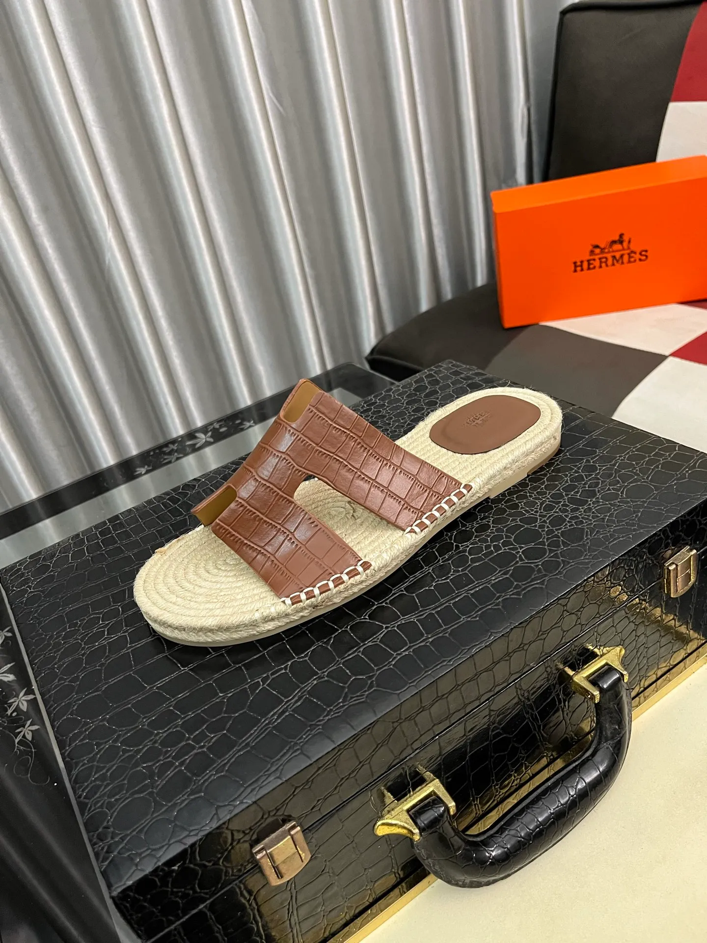 Men's shoes 💰340⌚️⌚️《HERMES》Hermes 💁♂️Men's casual slippers, compare the quality at the counter🧚🏿♂️ The upper layer has a stone pattern with clear texture, showing high-end, high-end, comfortable to wear and versatile. Purely hand-pulled, raw rubber breathable outsole, breathable and comfortable lambskin lining, 100% comfortable density, original rubber outsole wear-resistant code number 38-44. Can be customized 45-46-47